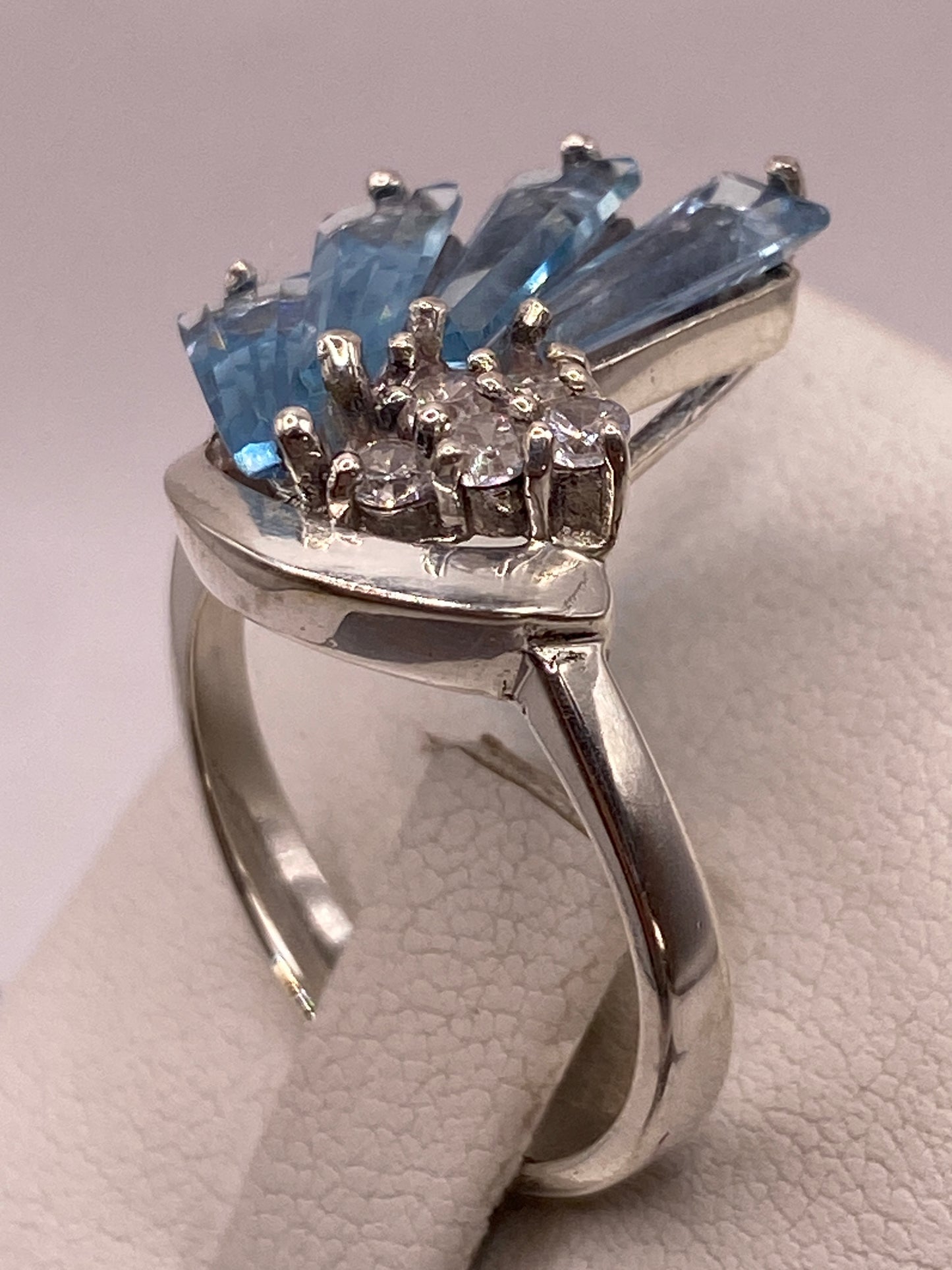 Detalle del engaste prong de circonia azul cielo en plata .925, brillo diamantado