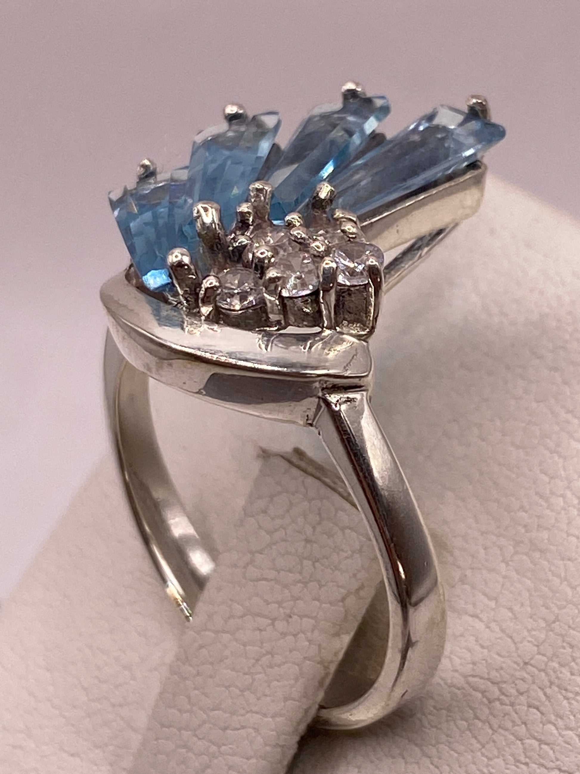 Detalle del engaste prong de circonia azul cielo en plata .925, brillo diamantado