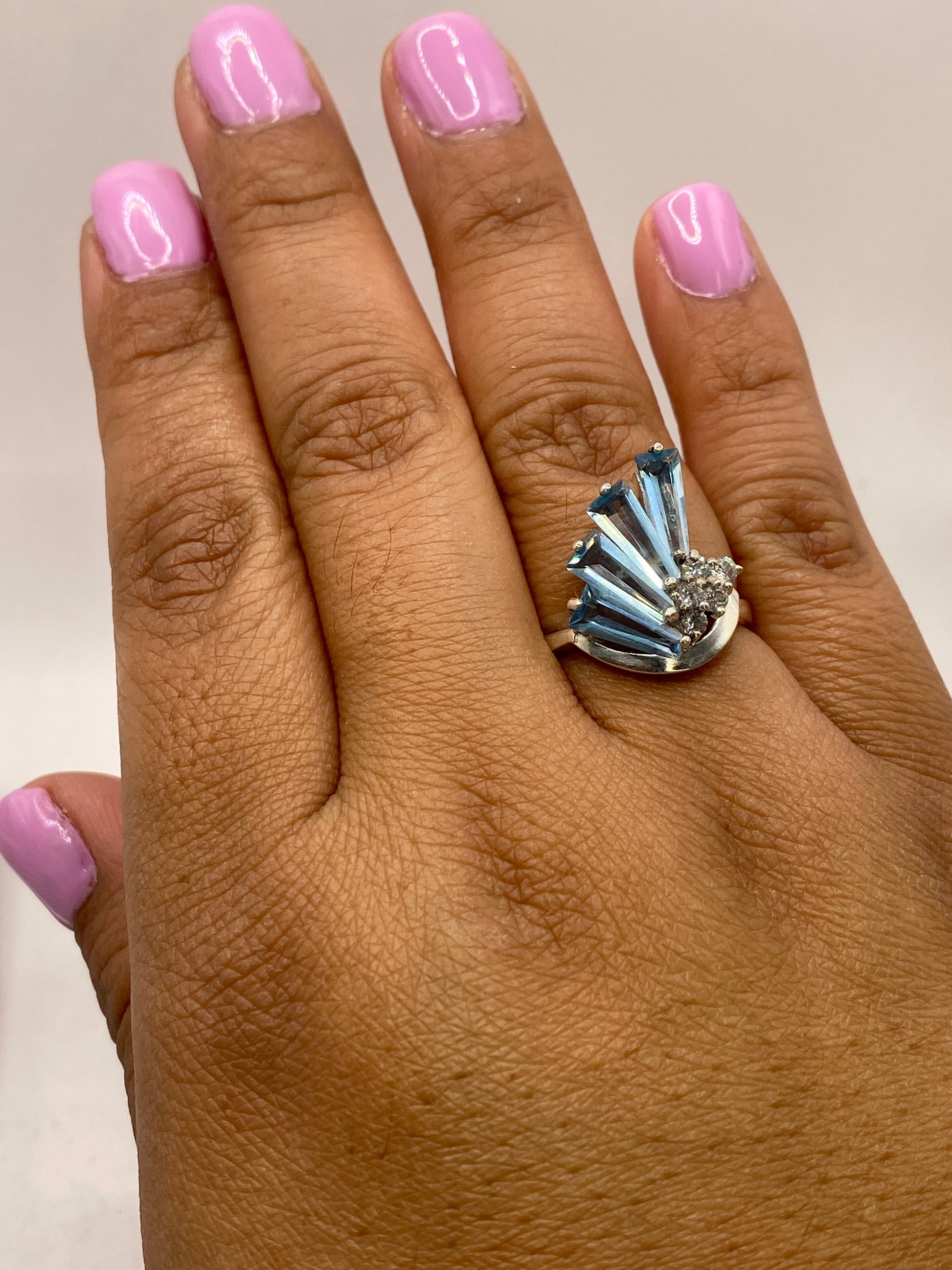 Anillo solitario plata .925 con circonia azul, vista del sello MEXICO y peso 4.7 g en balanza