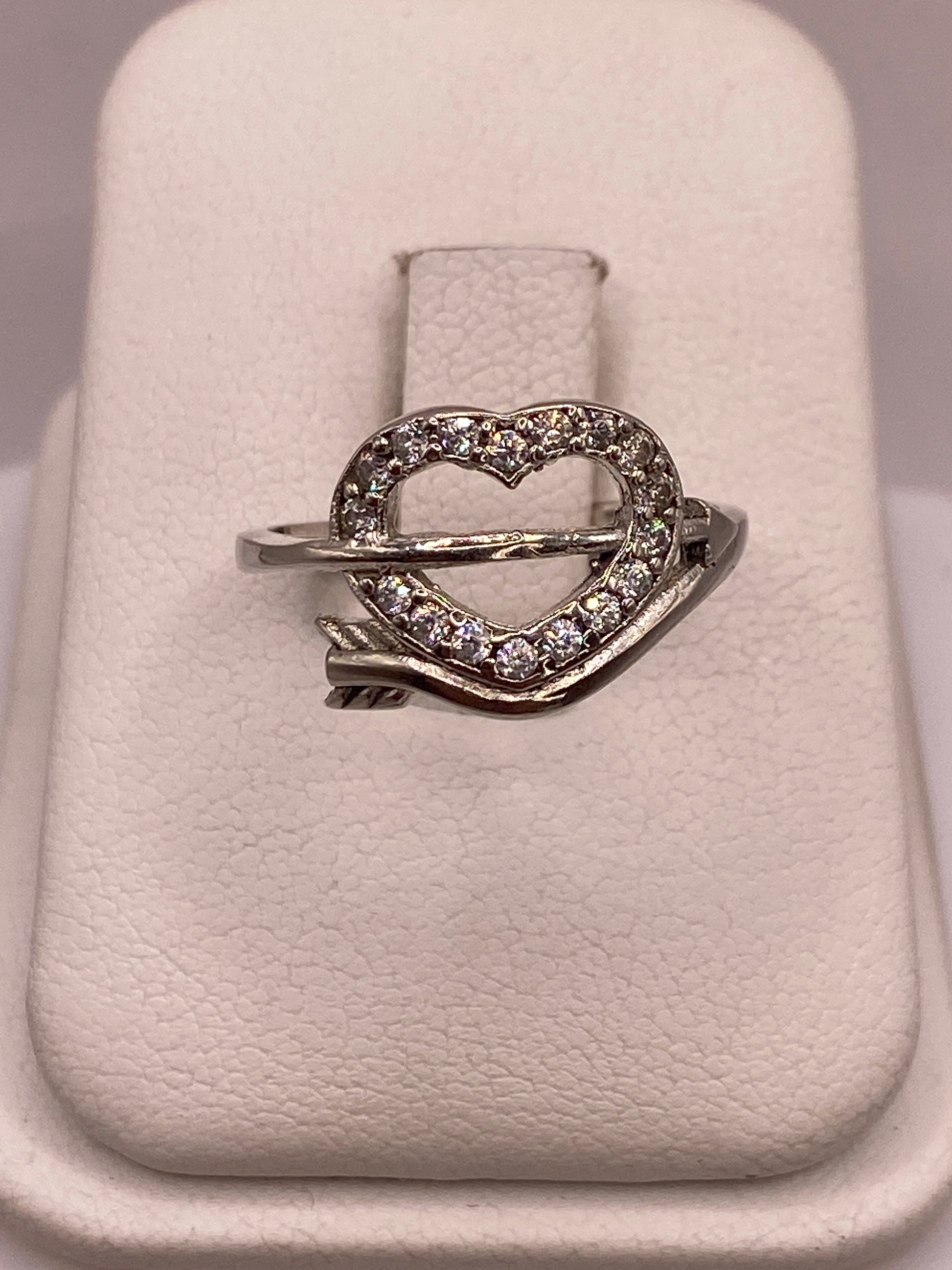 Anillo de plata solitario con circonia blanca brillante en mano