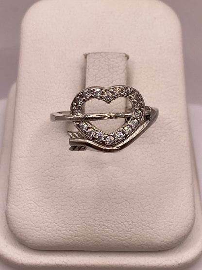 Anillo de plata solitario con circonia blanca brillante en mano