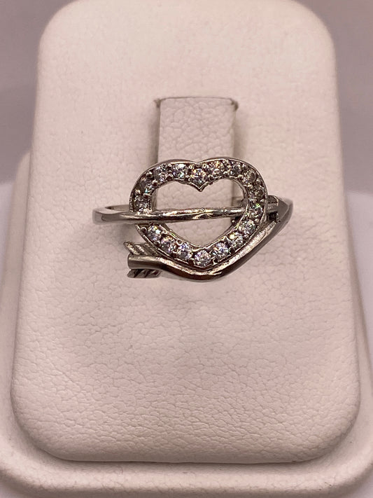Anillo de plata solitario con circonia blanca brillante en mano