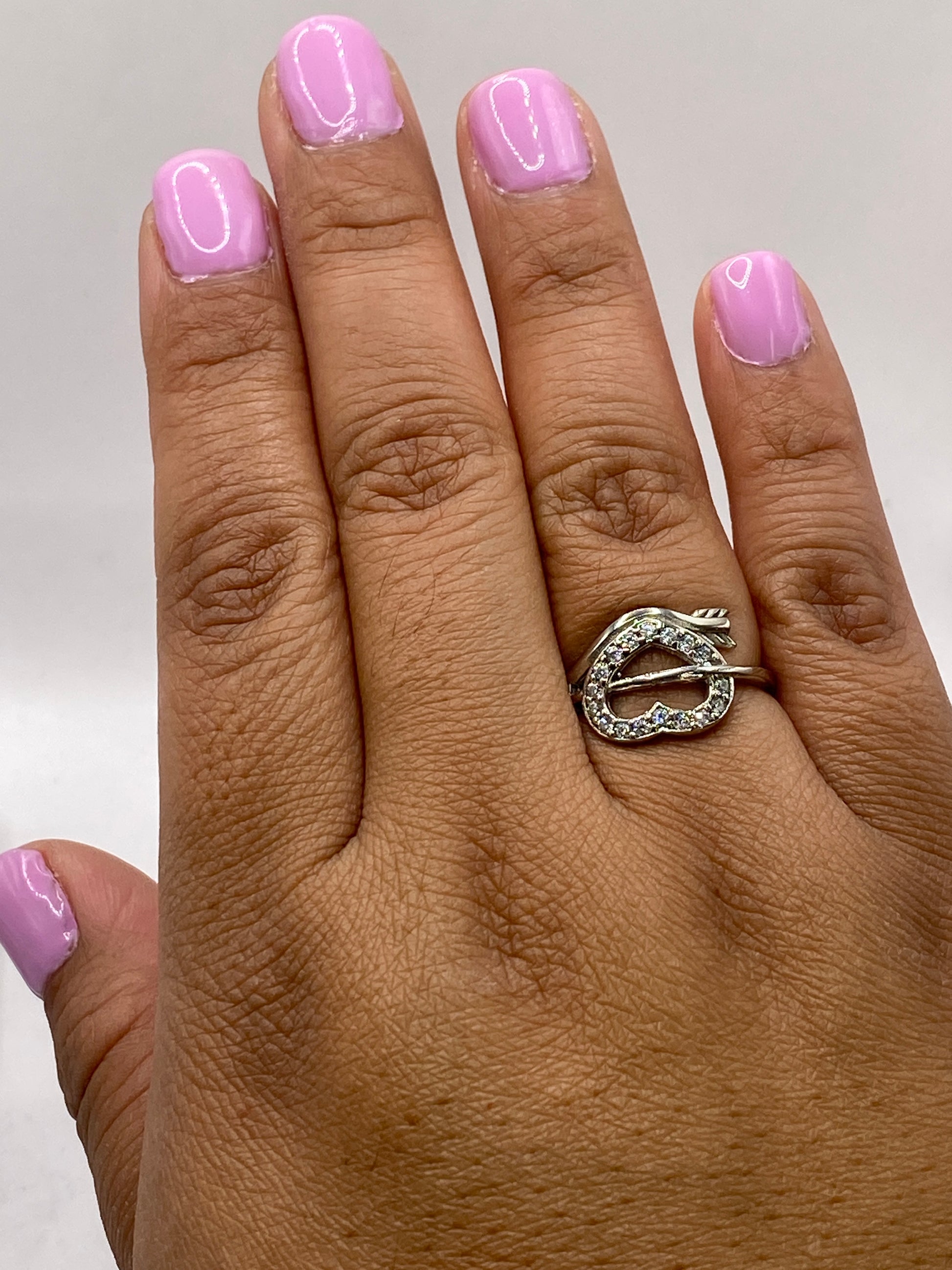 Anillo solitario sobre fondo blanco mostrando brillo diamante