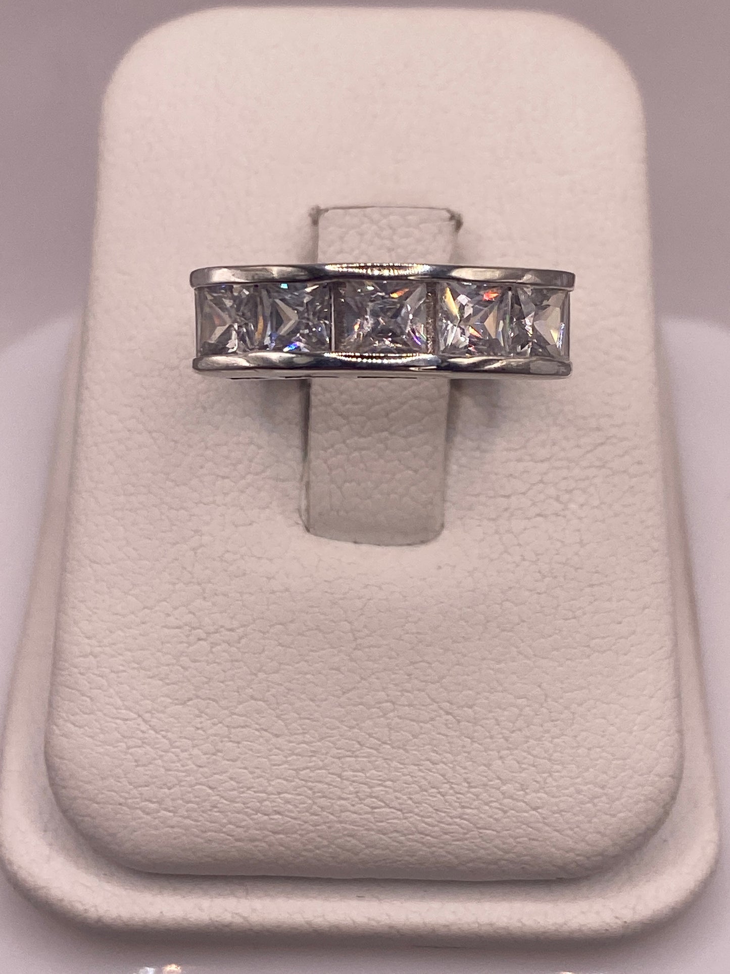 Anillo solitario de plata .925 con circonia cristalina en estuche blanco