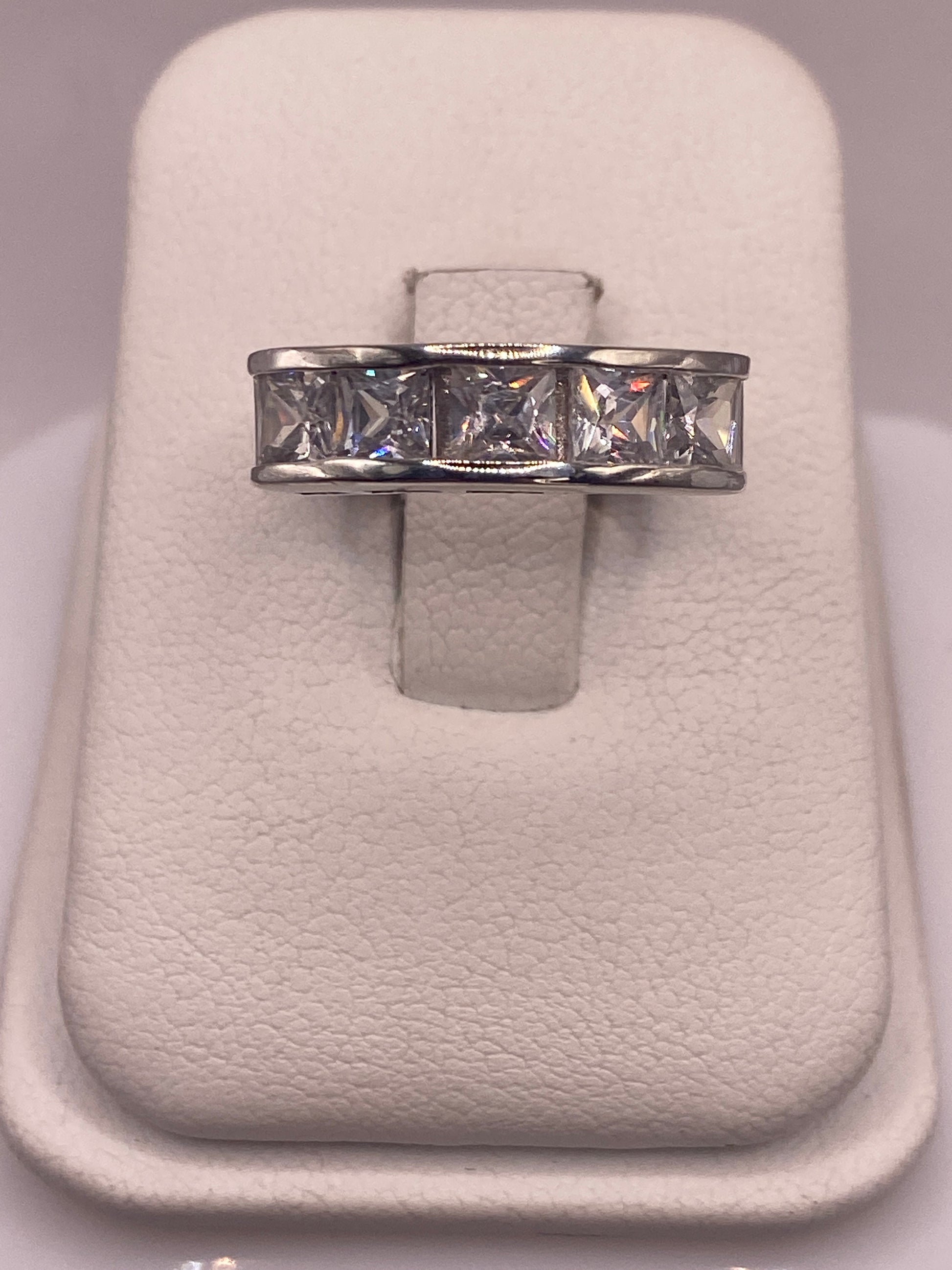 Anillo solitario de plata .925 con circonia cristalina en estuche blanco