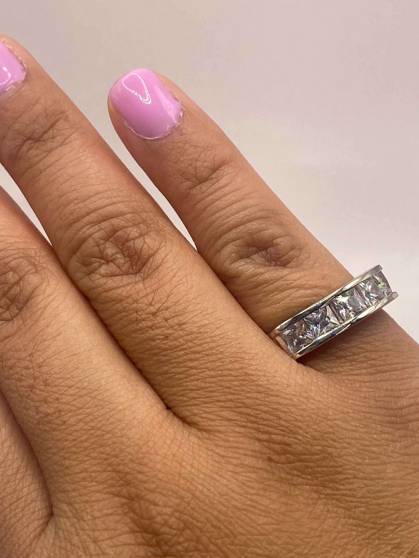 Anillo en la mano mostrando el sello .925 MEXICO y peso de 3.5 g