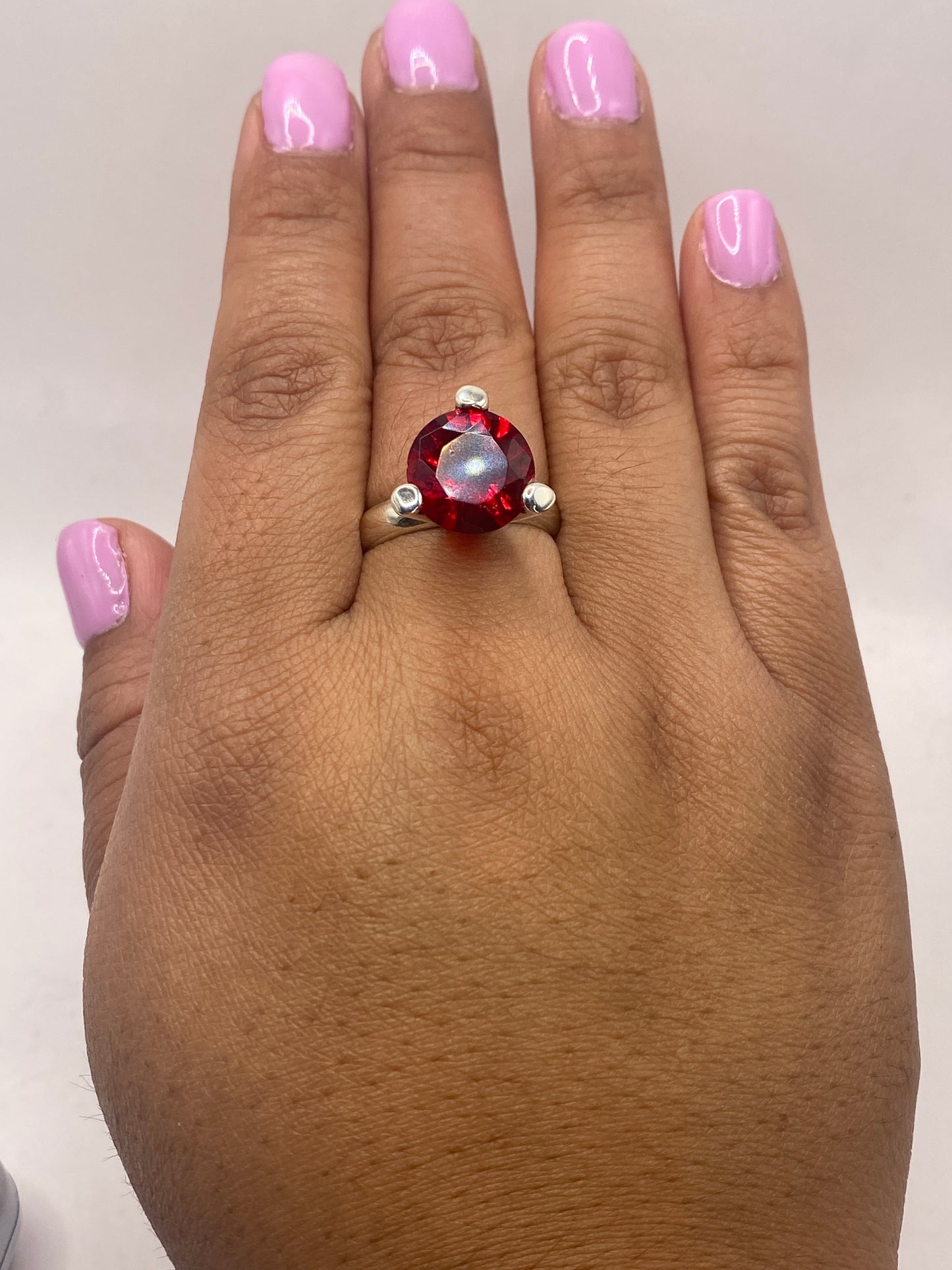 Anillo solitario sobre fondo blanco, marcado con sello .925 MEXICO