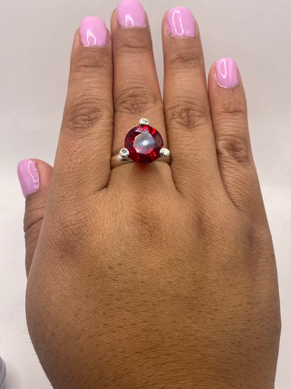Anillo solitario sobre fondo blanco, marcado con sello .925 MEXICO
