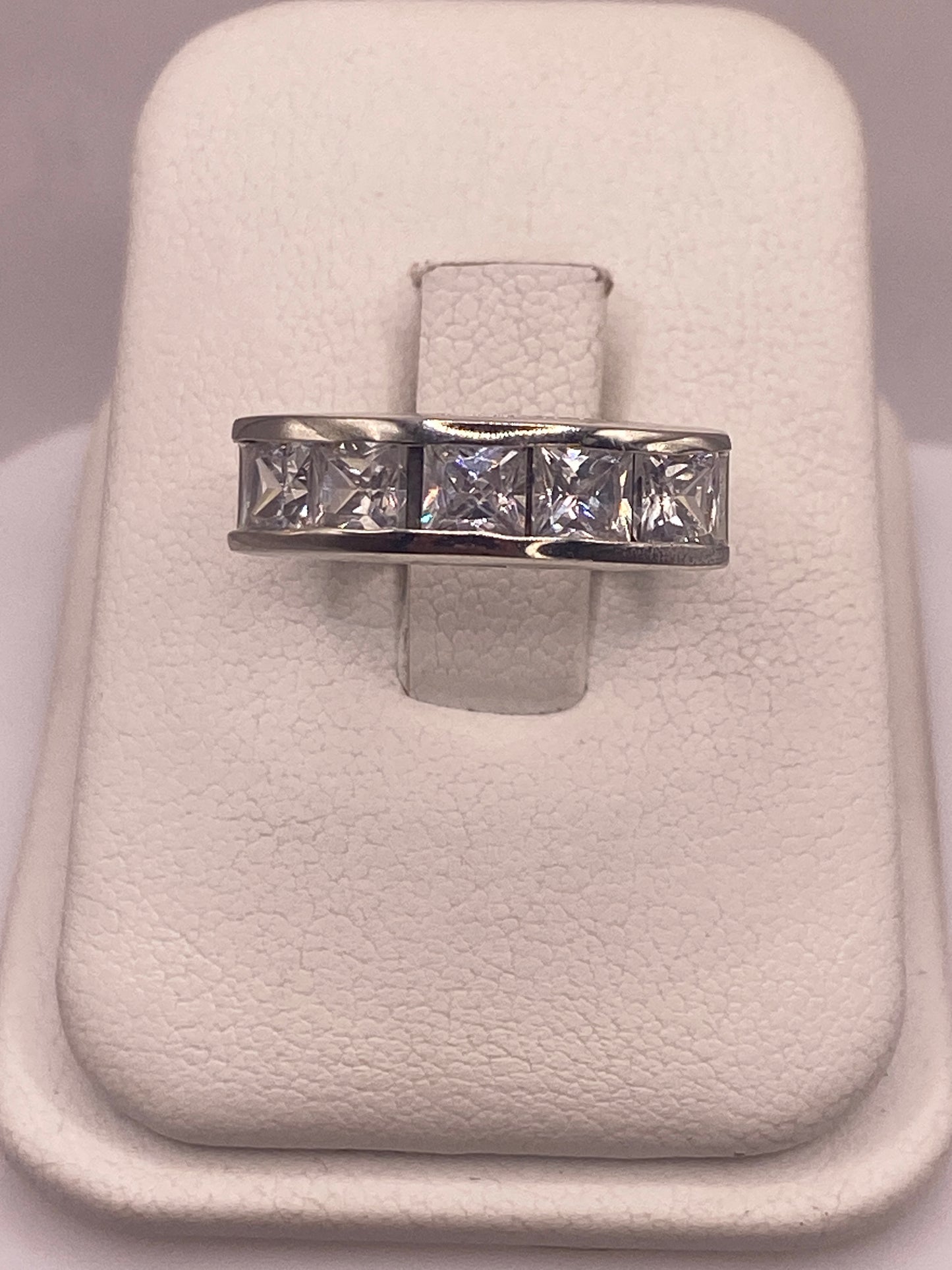Anillo solitario de plata .925 con circonia blanca brillante en caja de presentación