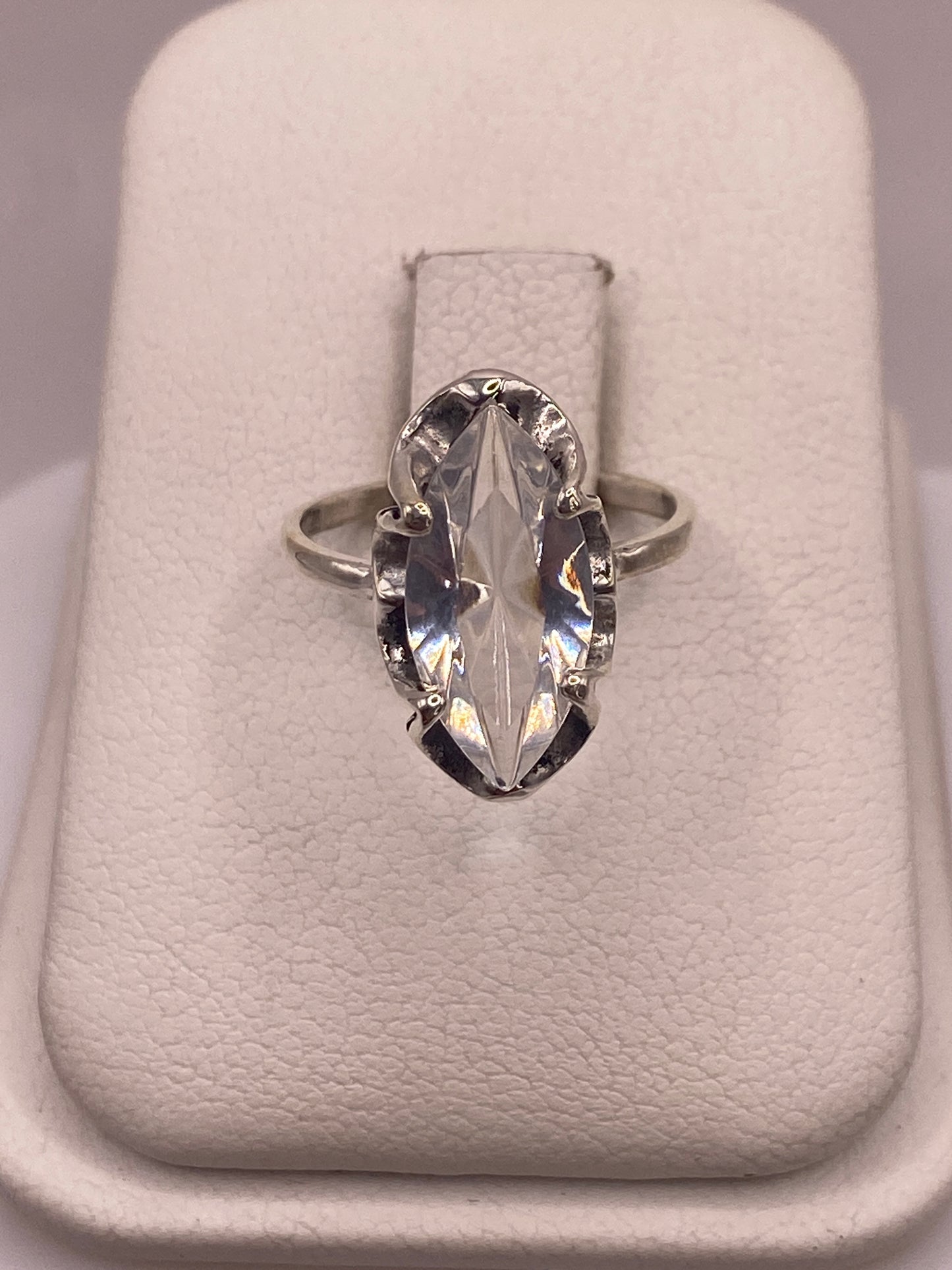 Anillo solitario de plata .925 con circonia cristalina brillante engastada artesanalmente