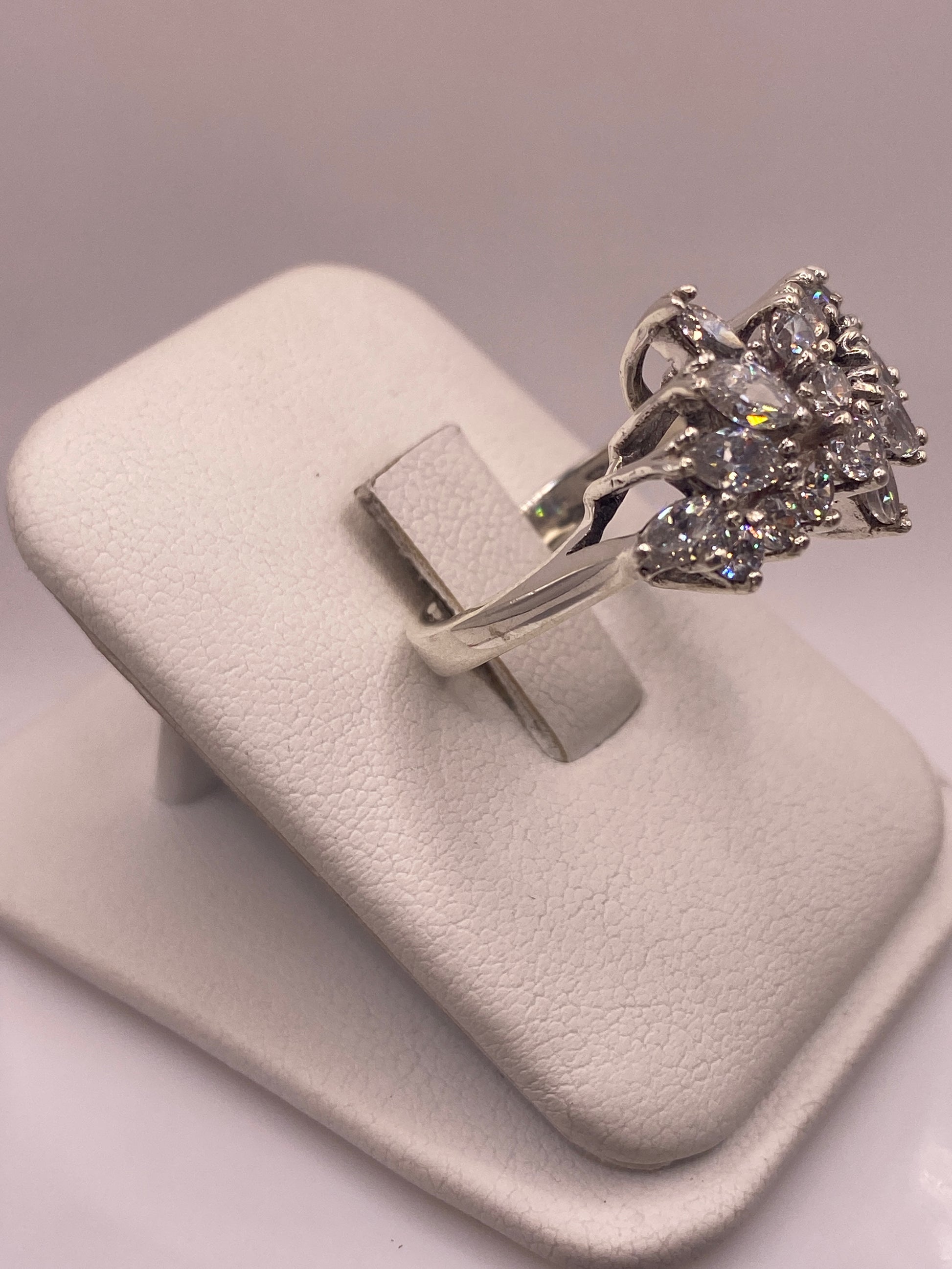 Anillo de plata solitario en dedo de mujer con manicure rosa, demostrando el tamaño y presencia del diseño coctel