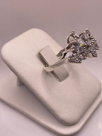 Anillo de plata solitario en dedo de mujer con manicure rosa, demostrando el tamaño y presencia del diseño coctel