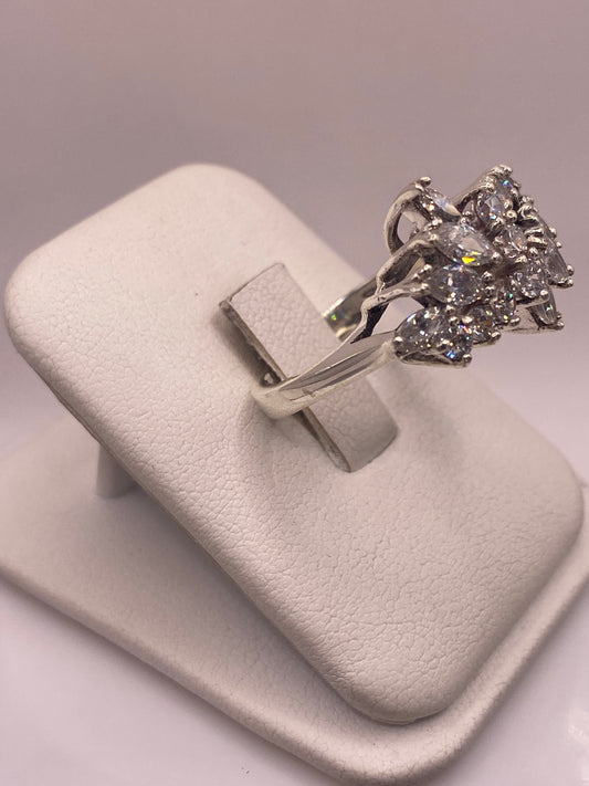 Anillo de plata solitario en dedo de mujer con manicure rosa, demostrando el tamaño y presencia del diseño coctel