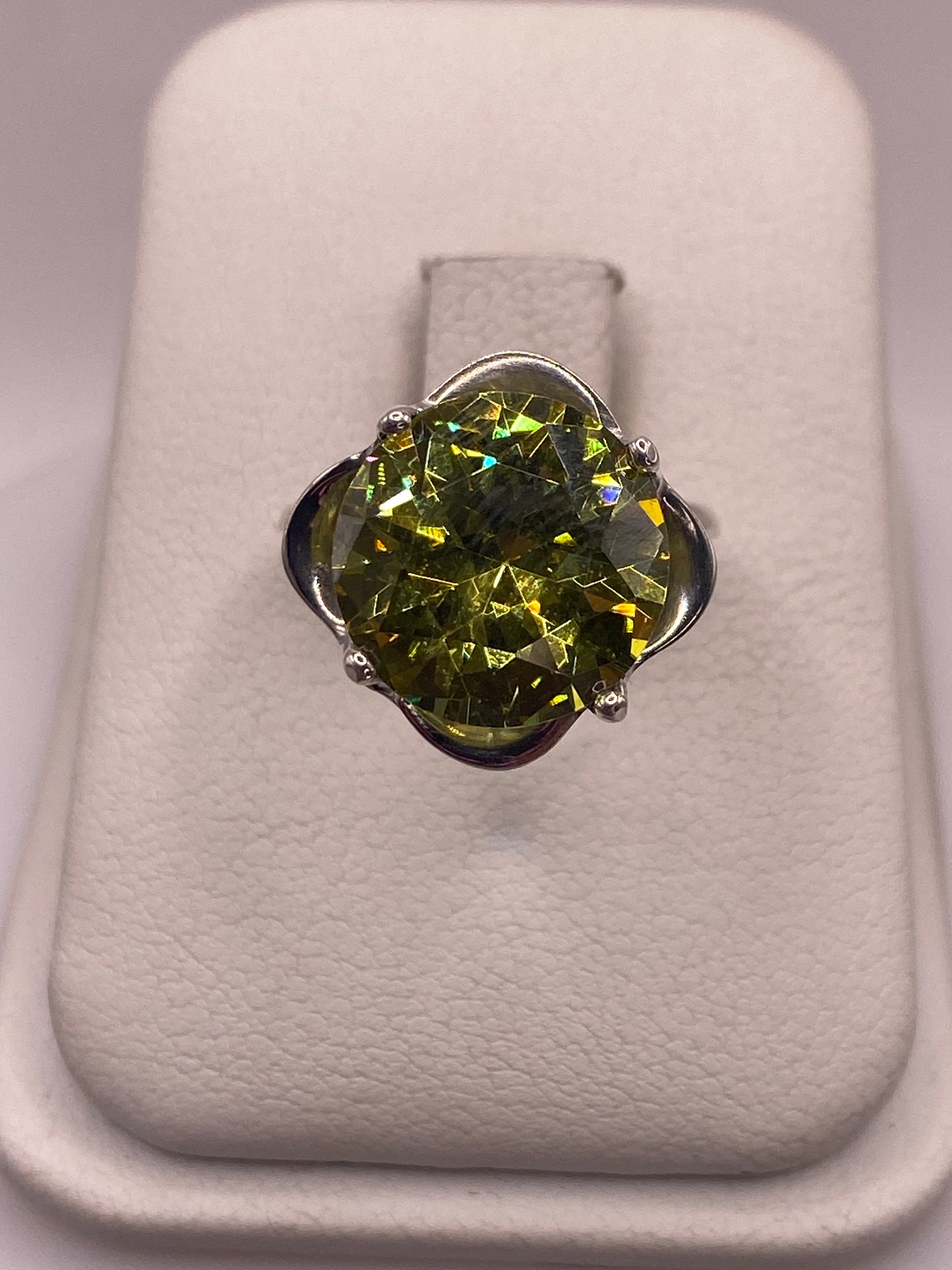 Anillo solitario de plata con circonia amarilla en estuche blanco, vista frontal del engaste