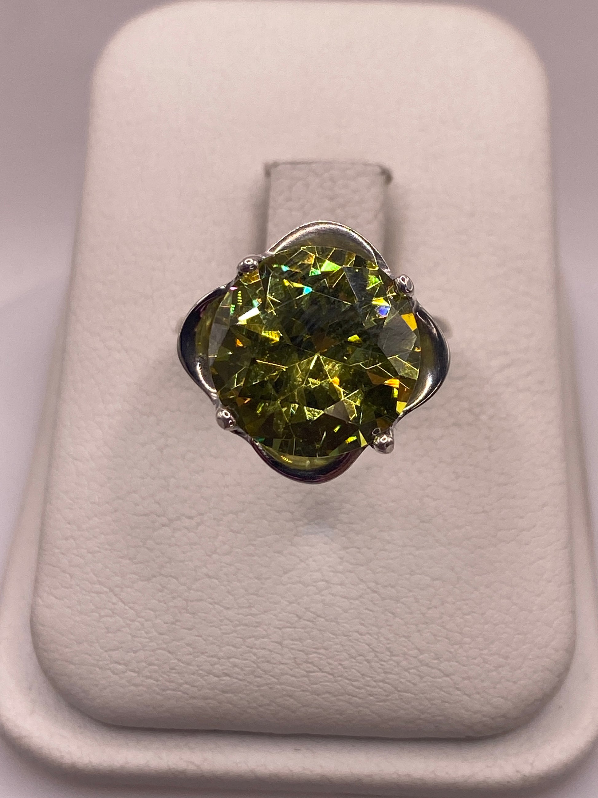 Anillo solitario de plata con circonia amarilla en estuche blanco, vista frontal del engaste