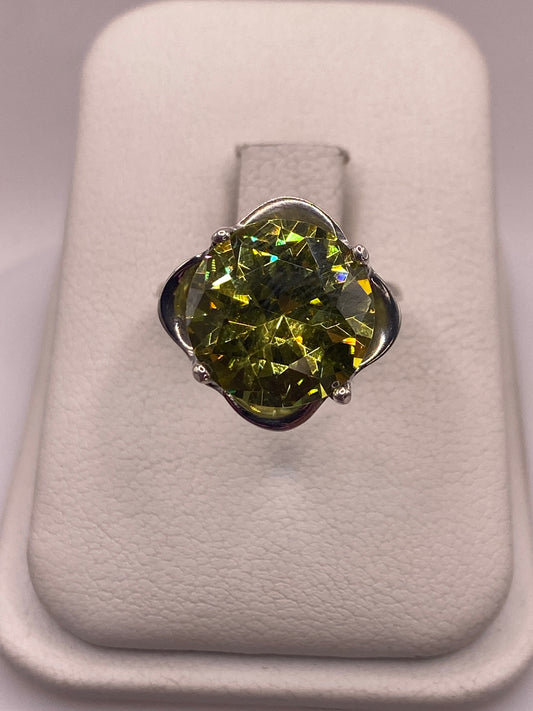 Anillo solitario de plata con circonia amarilla en estuche blanco, vista frontal del engaste