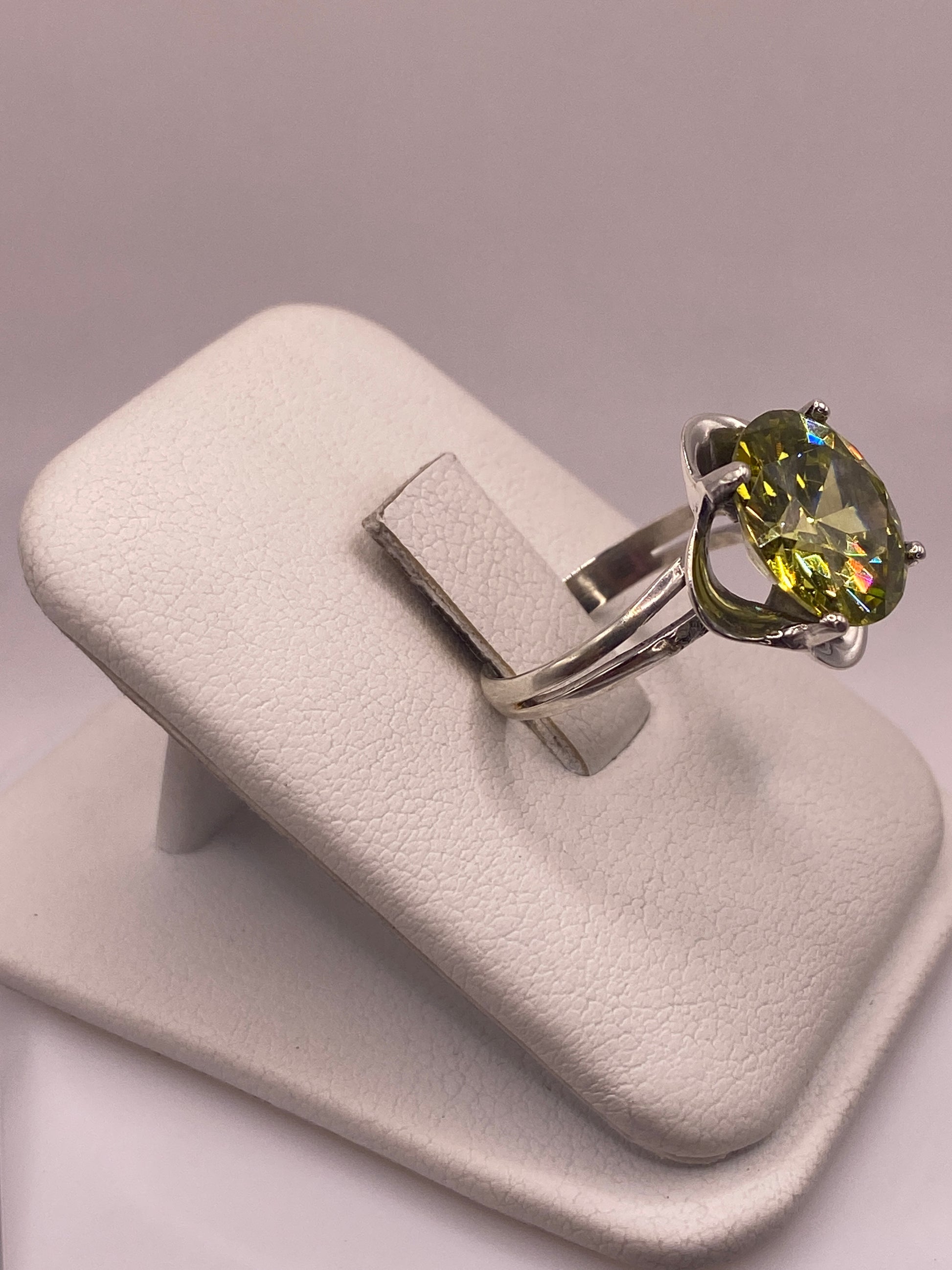 Anillo de plata .925 con piedra amarilla de fuego alto, vista lateral en dedo