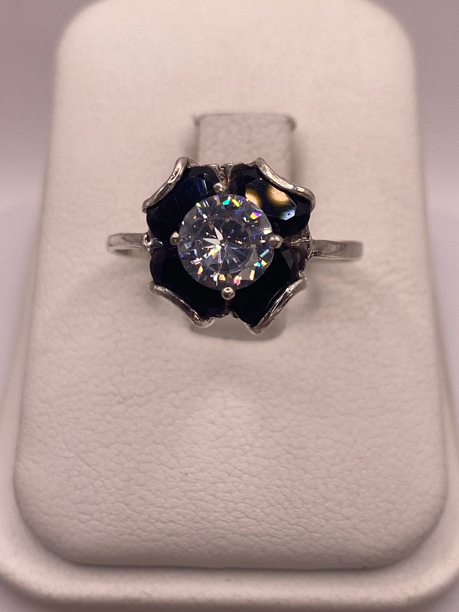 Anillo solitario de plata .925 con circonia multicolor brillante, vista frontal en estuche blanco
