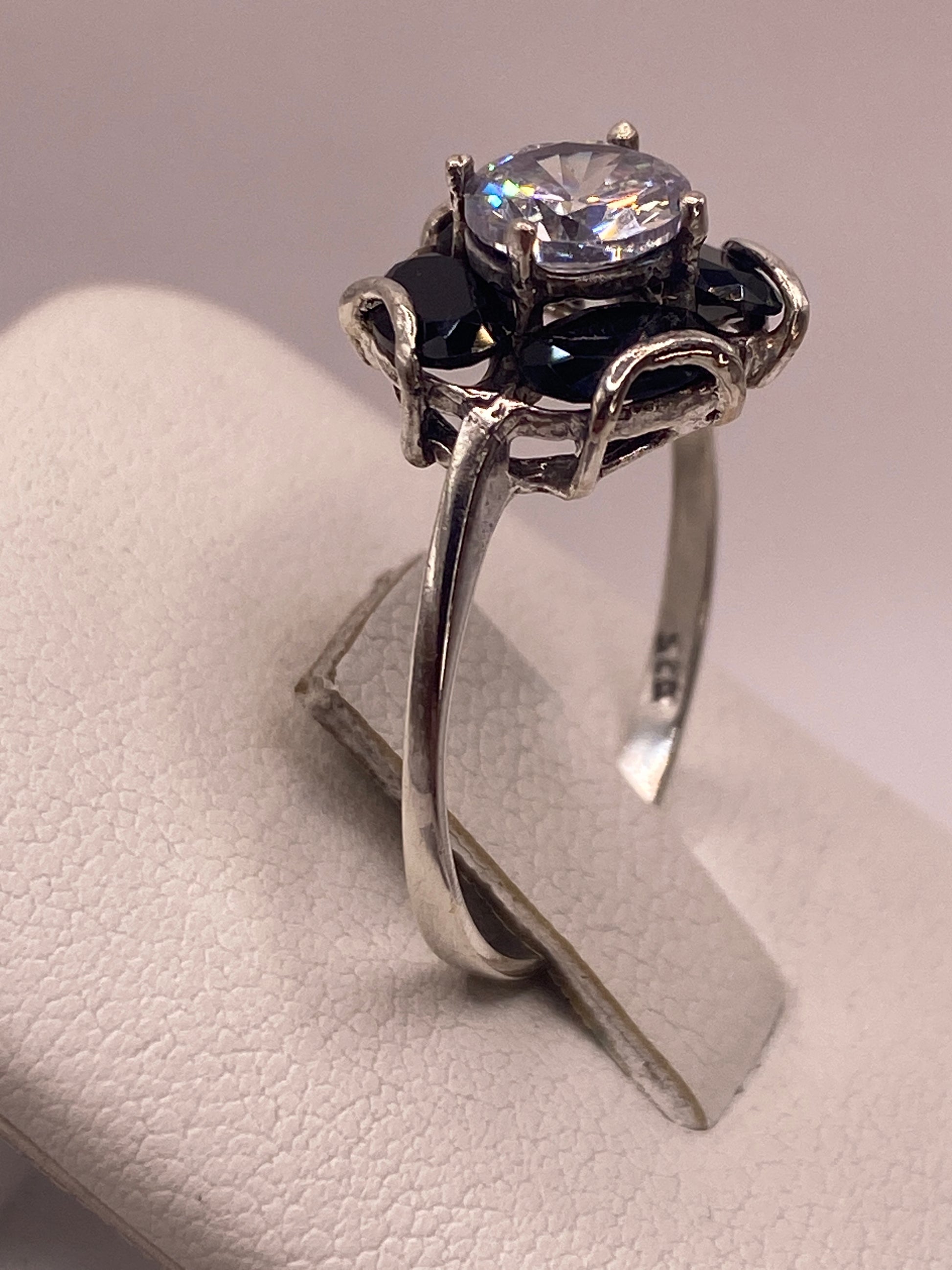 Detalle del anillo solitario con circonia multicolor facetada, brillo tipo diamante