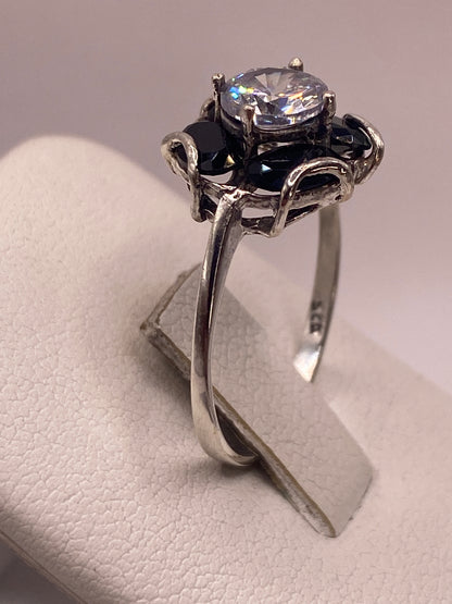 Detalle del anillo solitario con circonia multicolor facetada, brillo tipo diamante