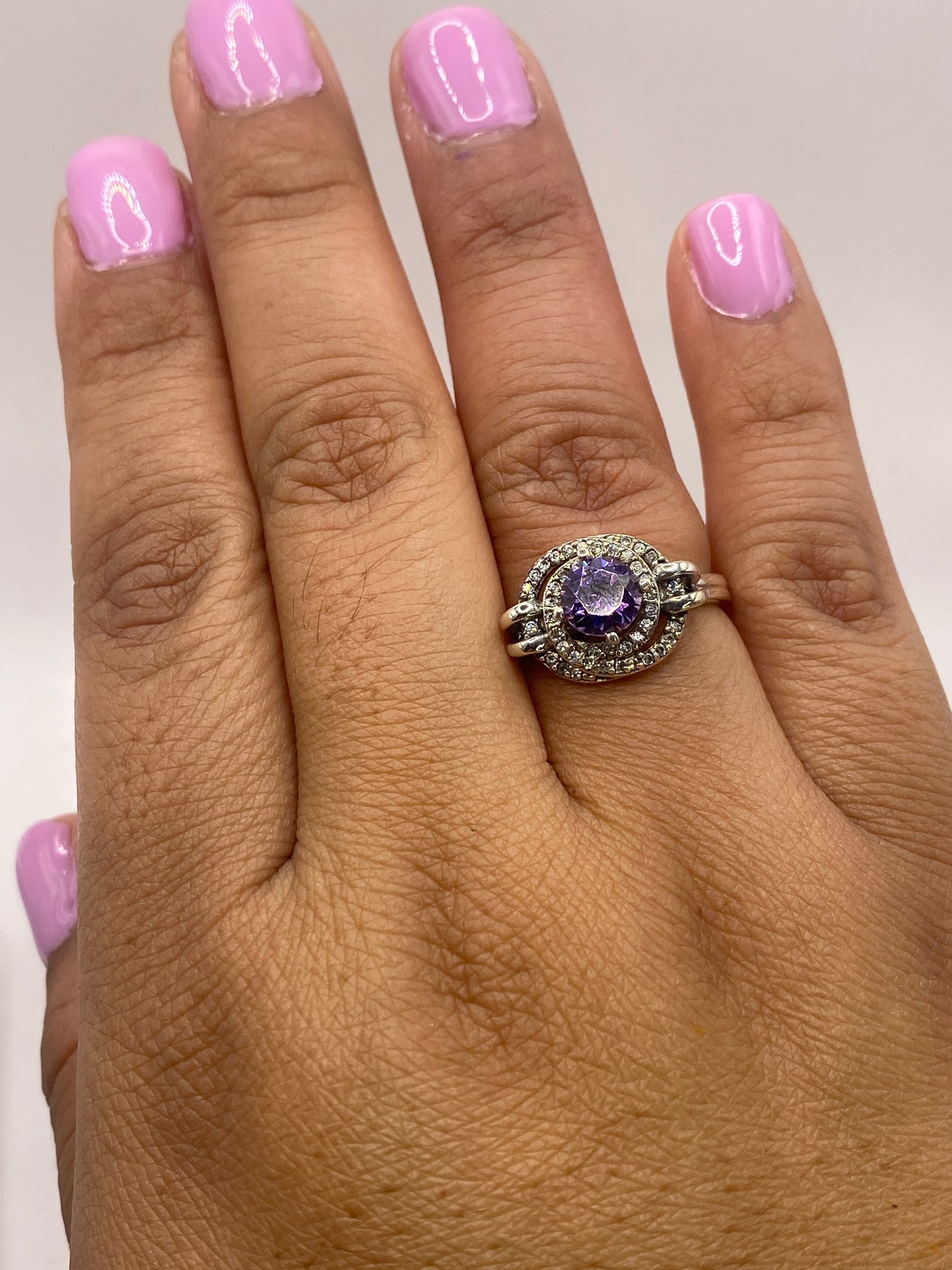 Anillo solitario mostrando el sello .925 en la banda interna
