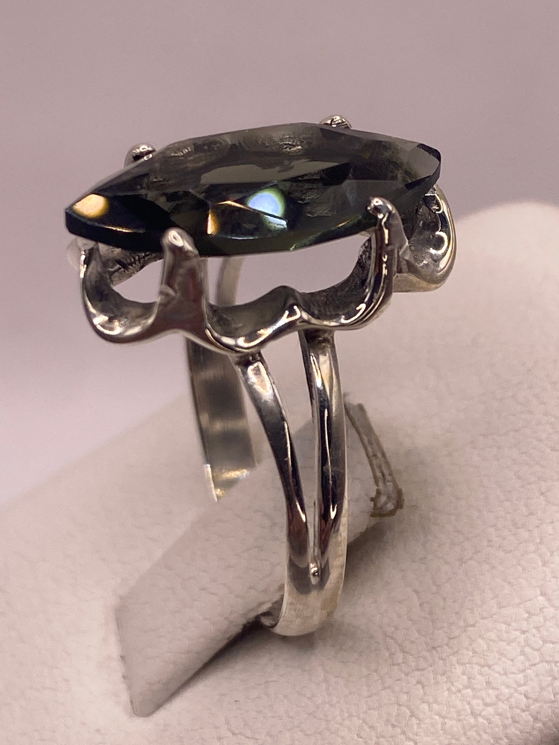 Detalle del sello 925 MEXICO en la banda interna del anillo de plata