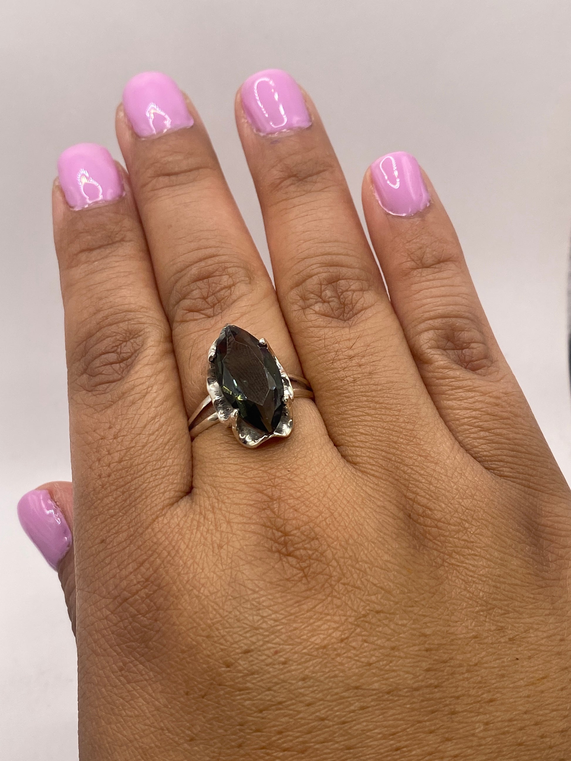 Anillo solitario de plata sobre fondo azul en báscula, pesando 4 gramos