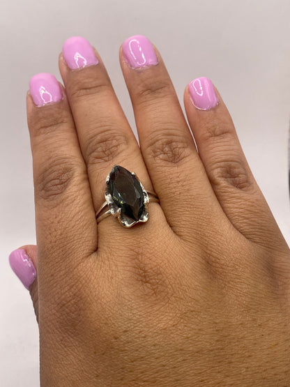 Anillo solitario de plata sobre fondo azul en báscula, pesando 4 gramos