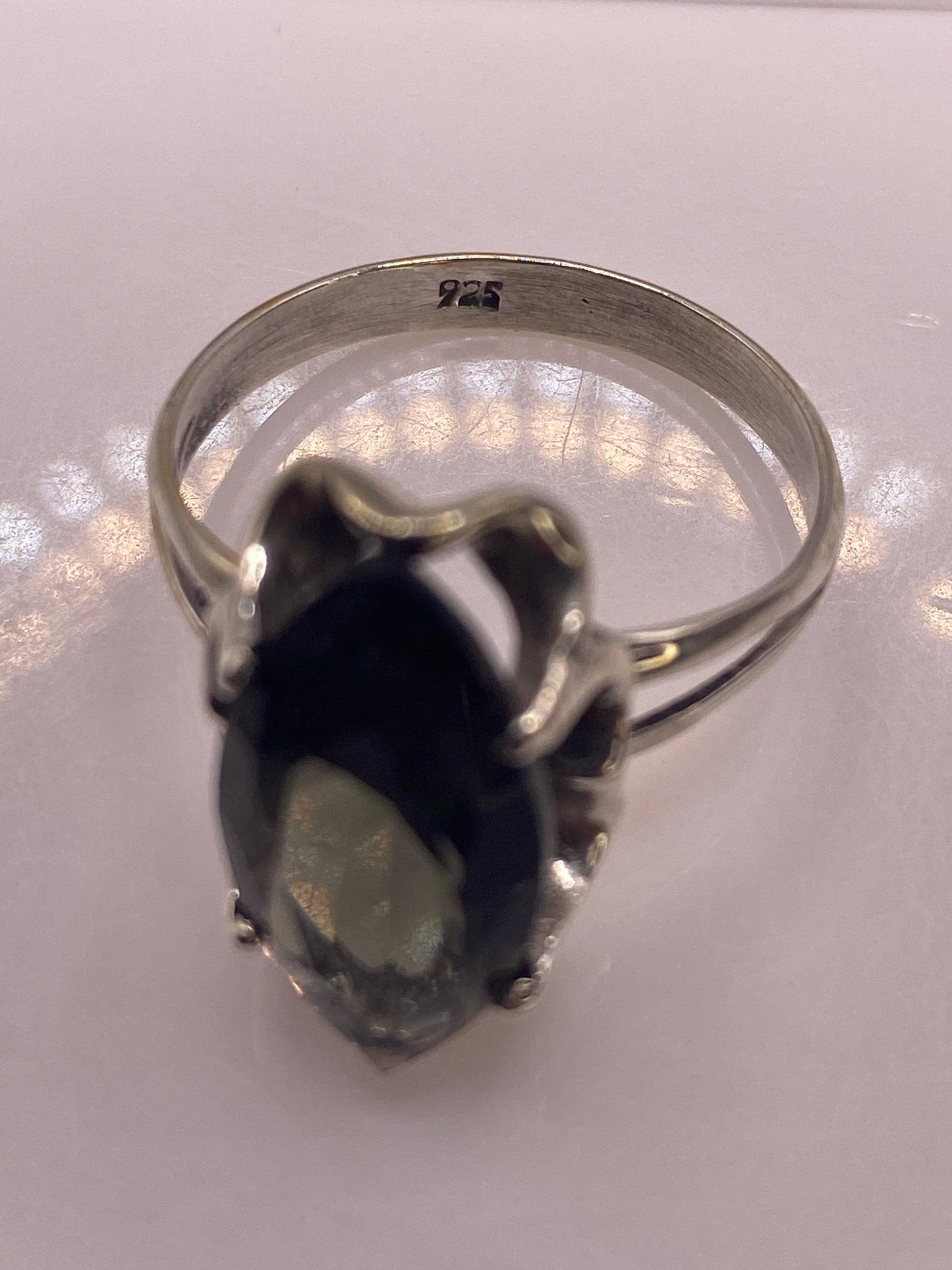 Anillo de Plata Solitario con Circonia Gris Ahumado — Elegancia Atemporal — foto 5
