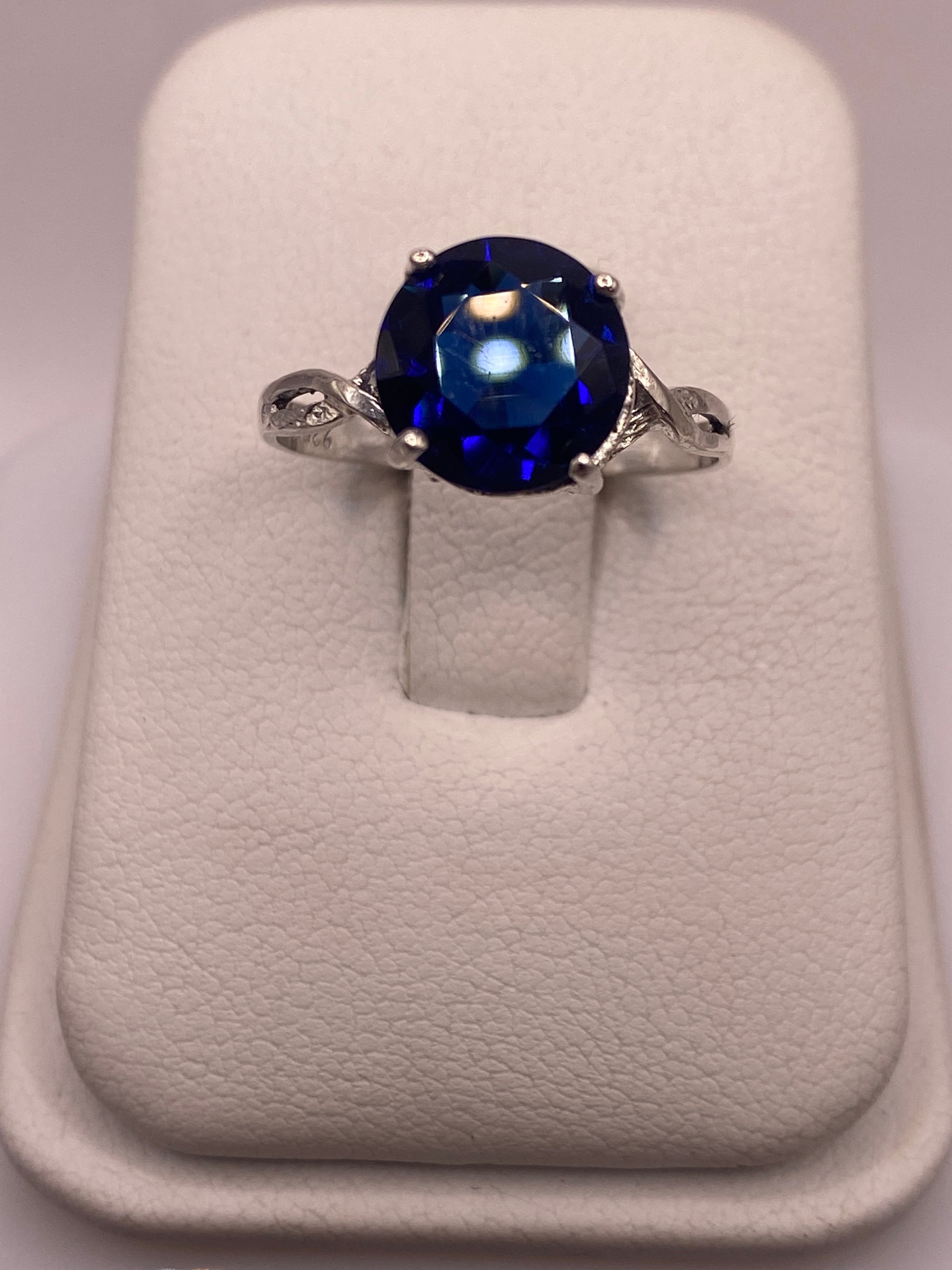 Anillo solitario de plata con circonia azul brillante en estuche blanco