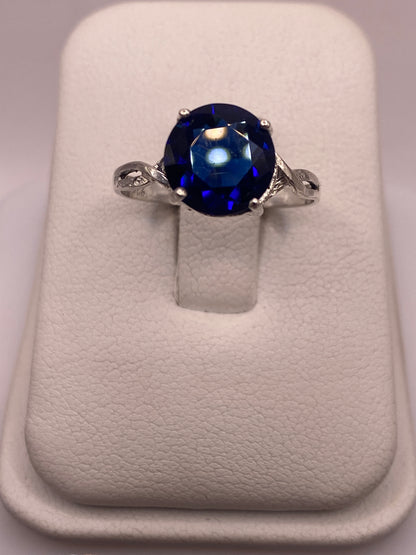 Anillo solitario de plata con circonia azul brillante en estuche blanco
