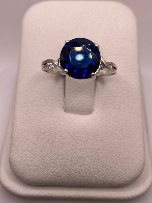 Anillo solitario de plata con circonia azul brillante en estuche blanco