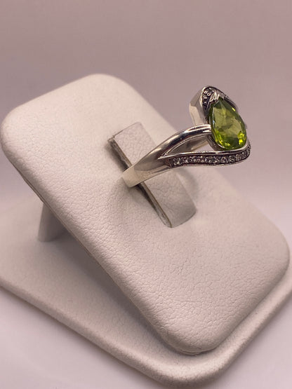 Detalle lateral del anillo mostrando el engaste de la circonia en plata .925