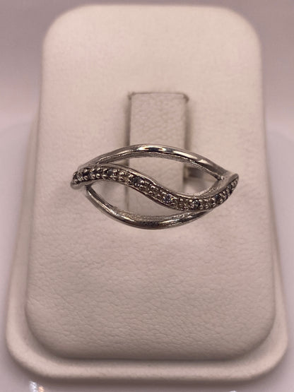 Anillo de plata cruzado con circonia blanca en caja de presentación