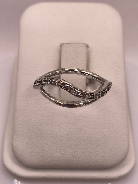 Anillo de plata cruzado con circonia blanca en caja de presentación