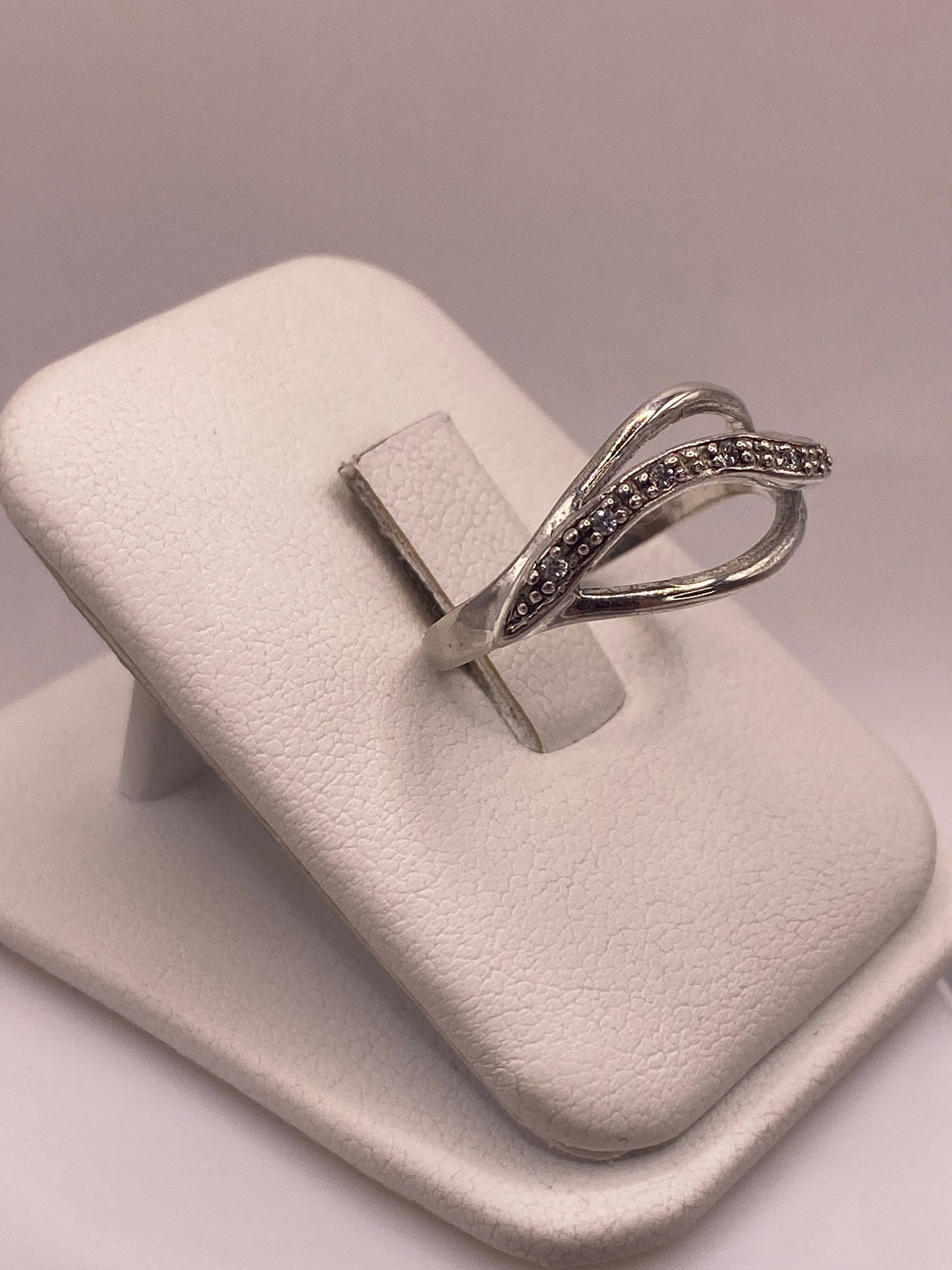 Detalle frontal del anillo solitario mostrando el engaste de la circonia blanca