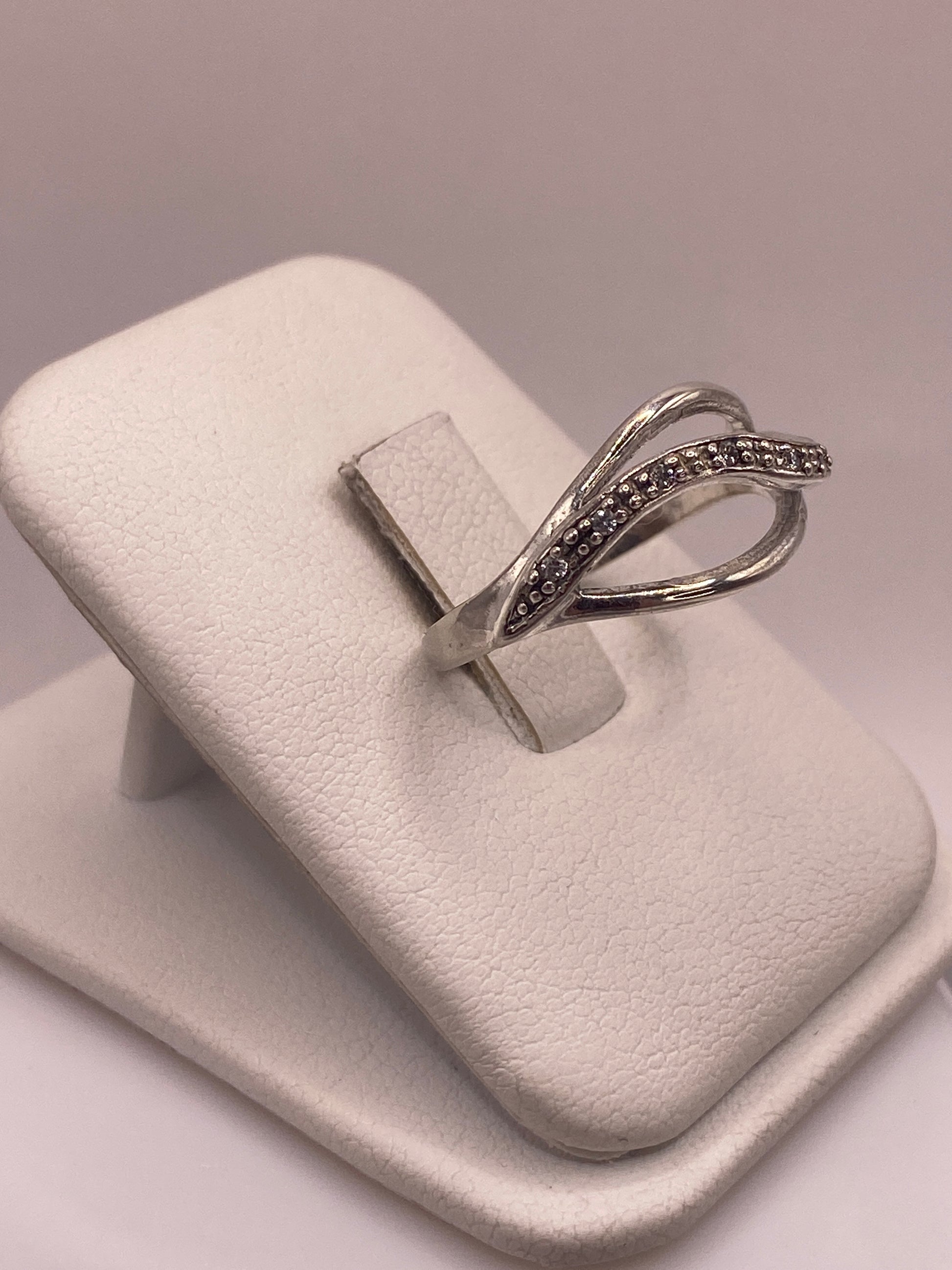 Detalle frontal del anillo solitario mostrando el engaste de la circonia blanca