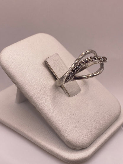 Detalle frontal del anillo solitario mostrando el engaste de la circonia blanca
