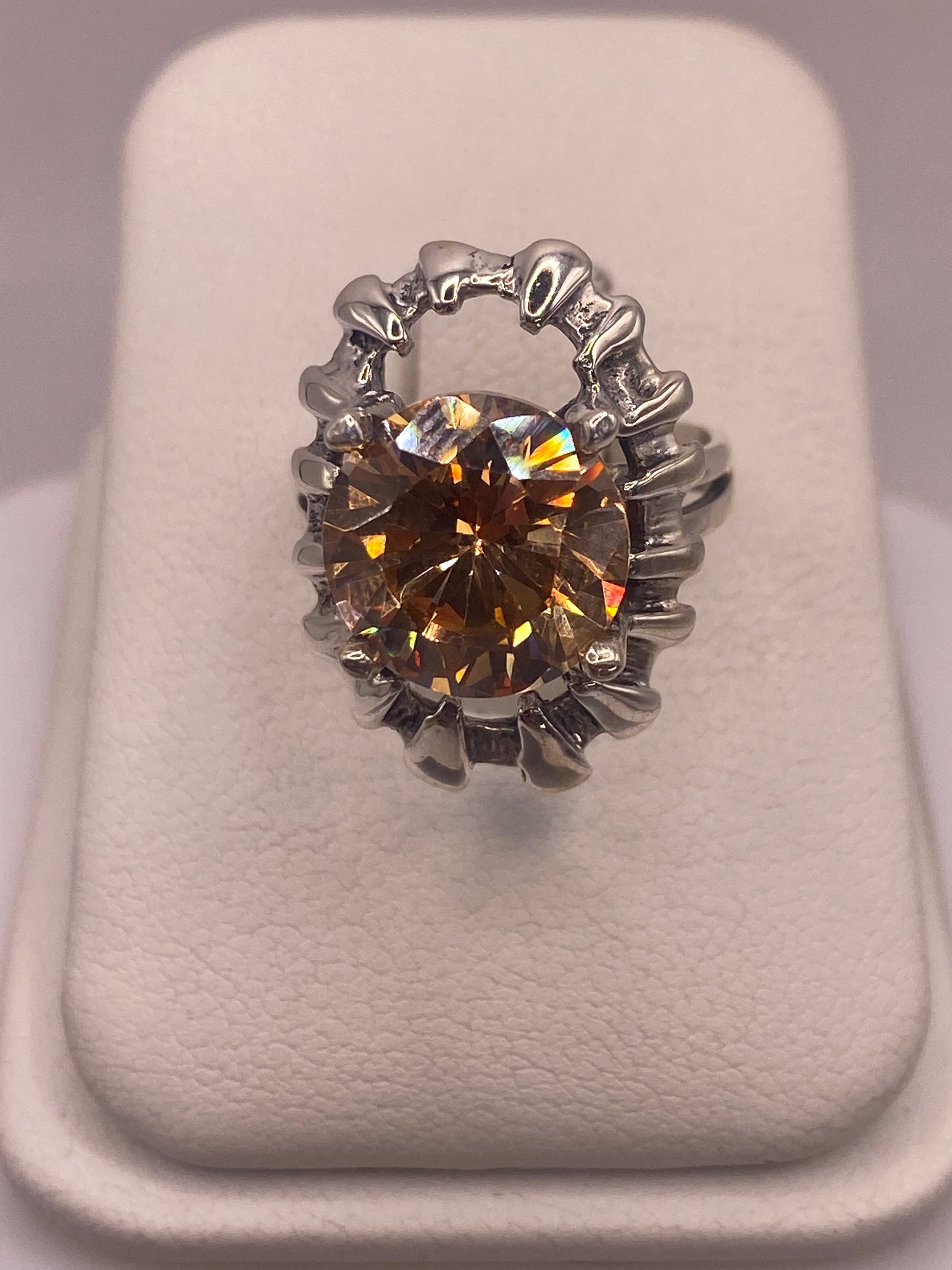 Anillo solitario de plata .925 con circonia café tipo diamante, engastado a mano en Taxco