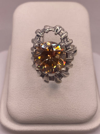 Anillo solitario de plata .925 con circonia café tipo diamante, engastado a mano en Taxco