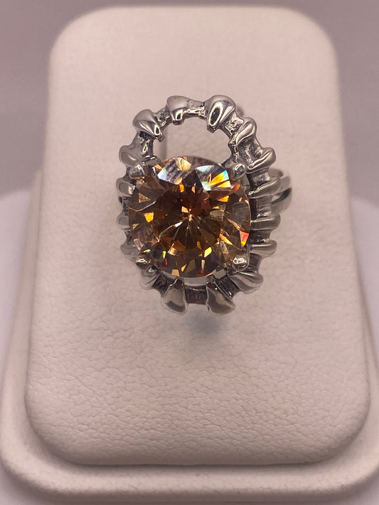 Anillo solitario de plata .925 con circonia café tipo diamante, engastado a mano en Taxco