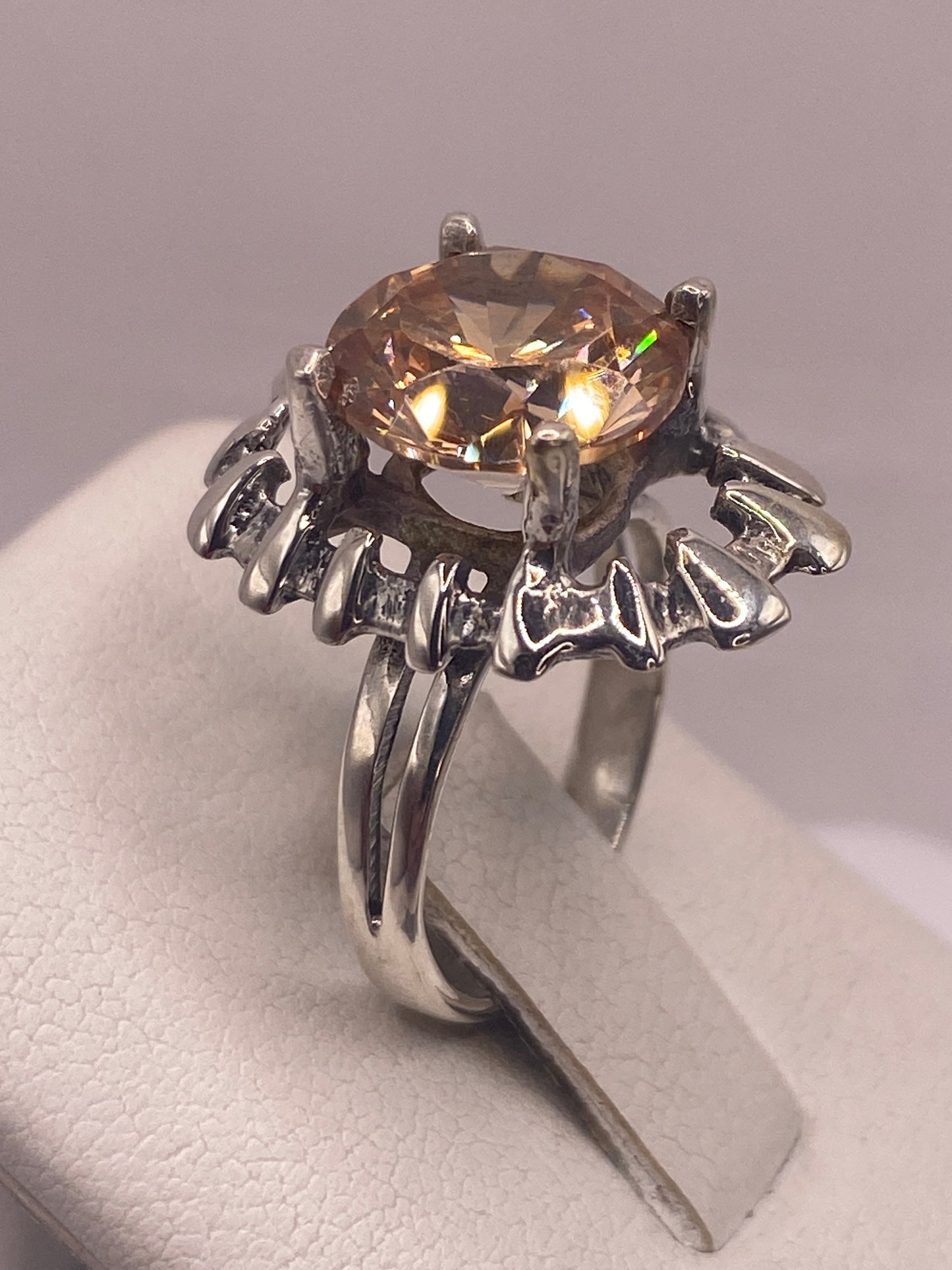 Detalle del sello .925 MEXICO en la banda del anillo