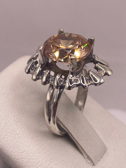Detalle del sello .925 MEXICO en la banda del anillo