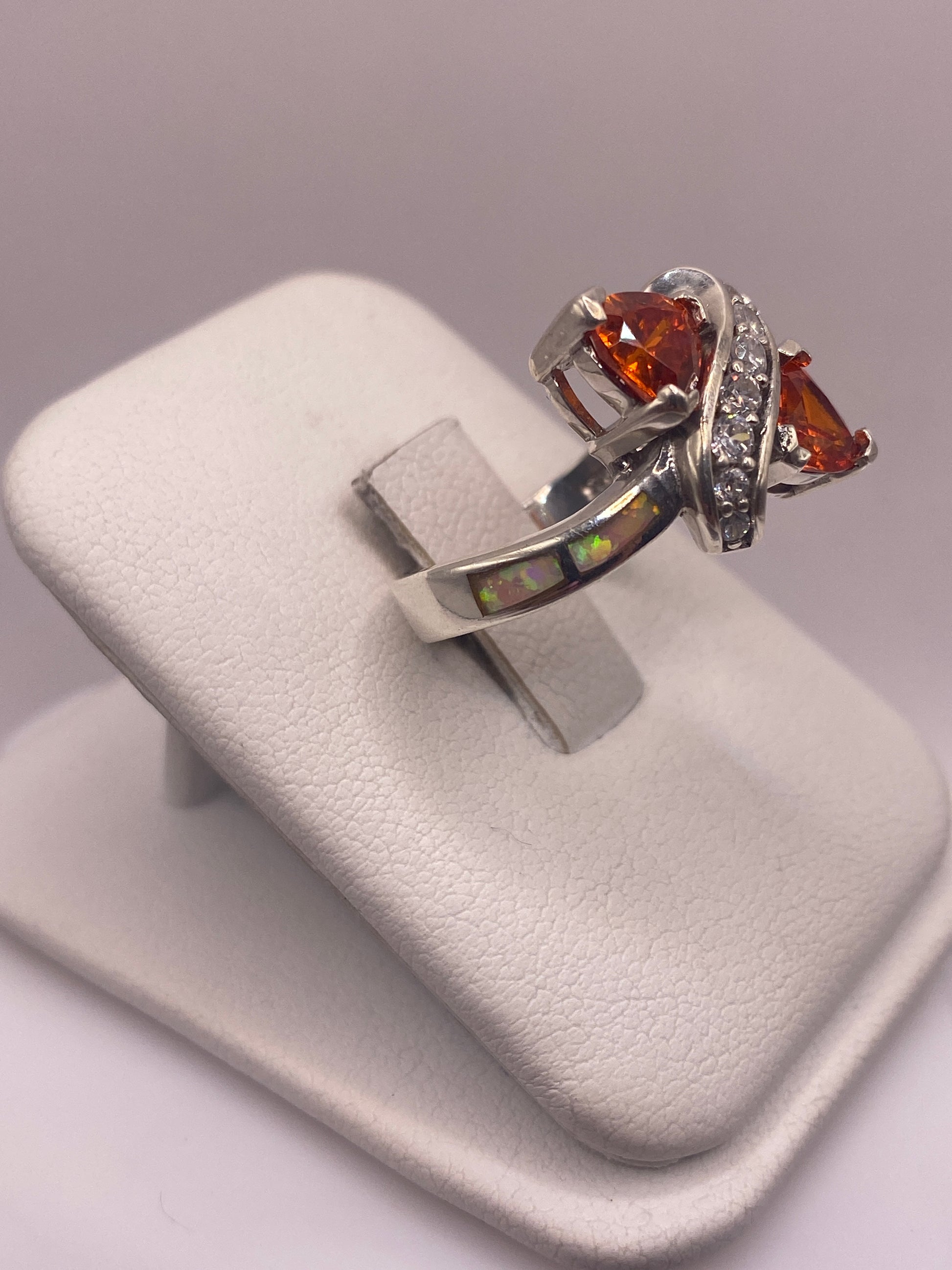 Vista frontal del anillo cocktail de plata .925 con piedra naranja fuego