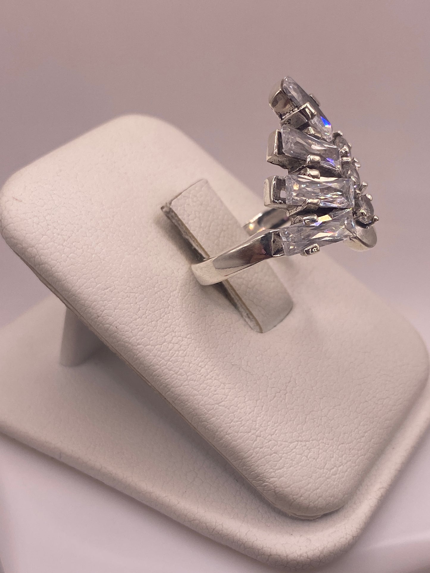 Detalle lateral del anillo solitario mostrando el engaste de circonia en plata .925 Taxco