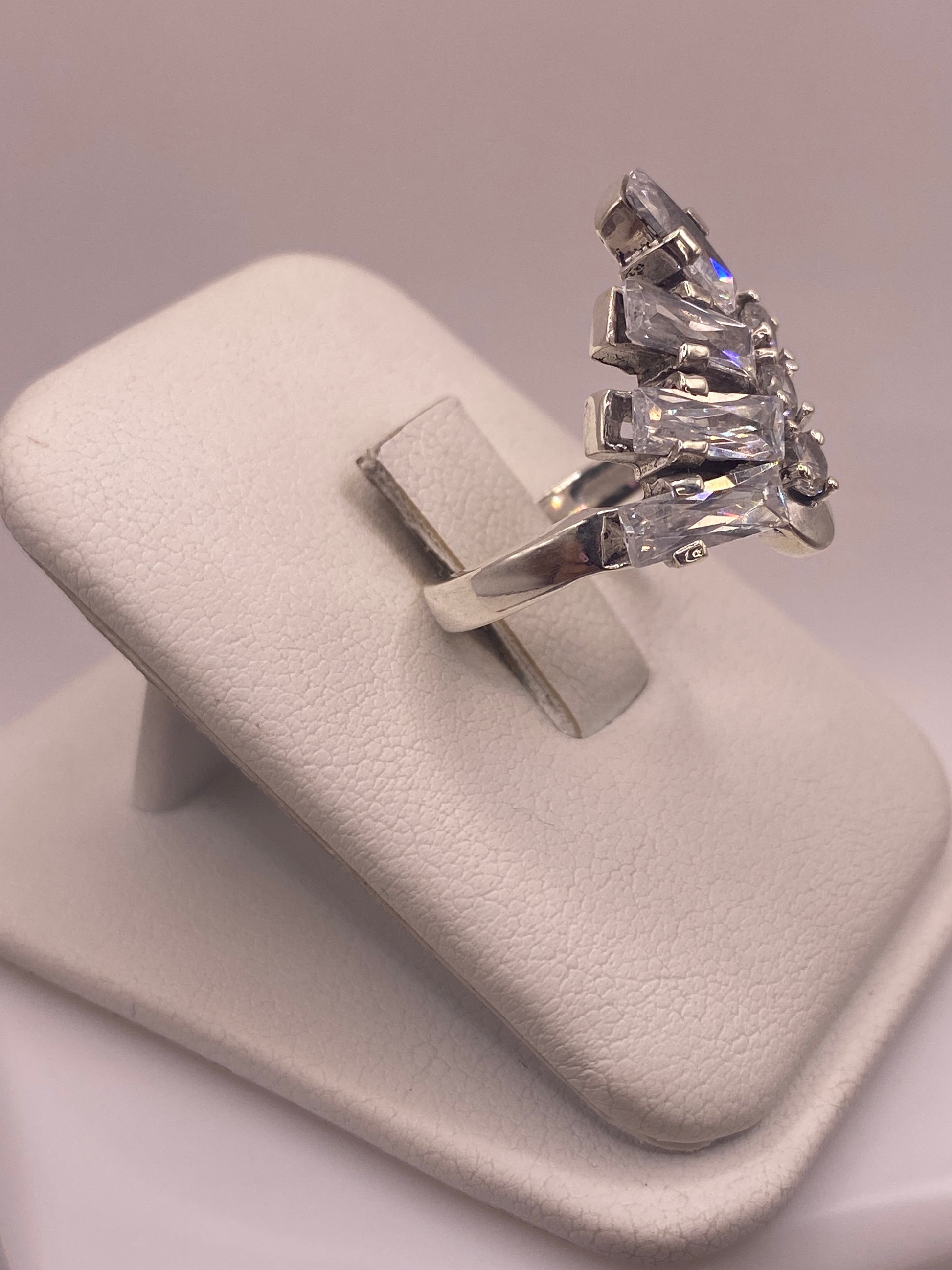 Detalle lateral del anillo solitario mostrando el engaste de circonia en plata .925 Taxco