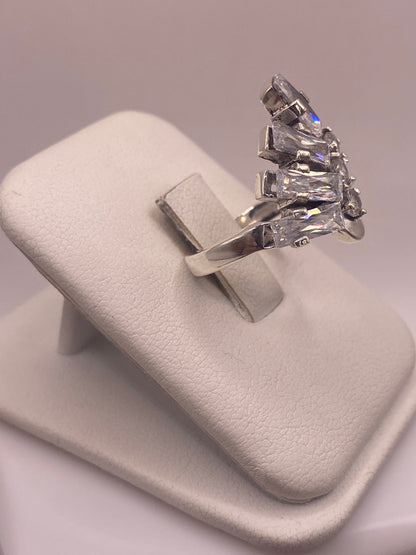 Detalle lateral del anillo solitario mostrando el engaste de circonia en plata .925 Taxco