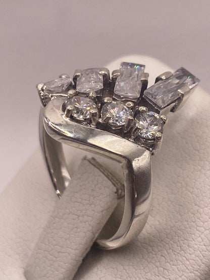Anillo solitario en dedo con manicura rosa, brillo cristalino de la circonia visible