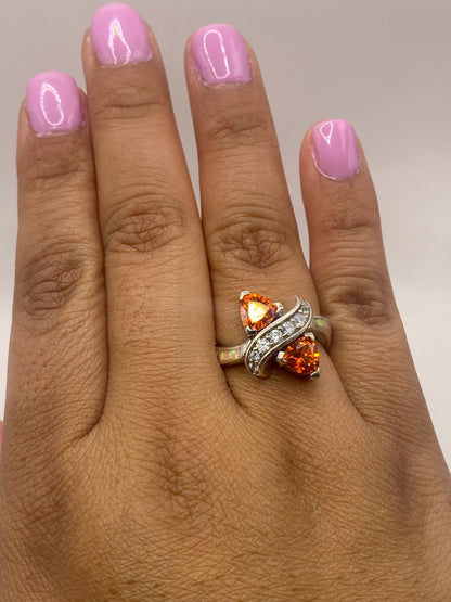 Anillo solitario sobre fondo azul mostrando el sello 925 MEXICO en la banda