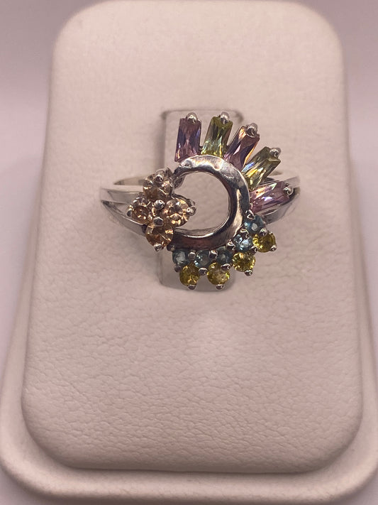 Anillo de plata coctel con circonias multicolor en púrpura, verde y amarillo, visto de frente